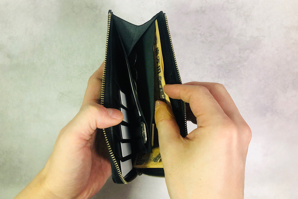 MC-longwallet。蔵前の革職人が製作した国産牛革のL字ファスナーコンパクト長財布。ブラック。紙幣を取り出しているGIFアニメーション。