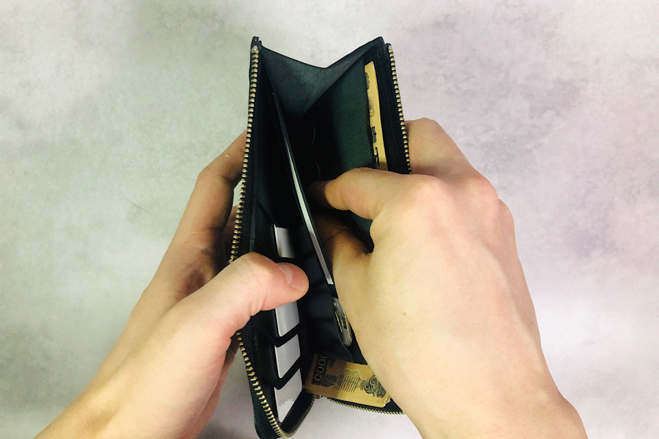 MC-longwallet。蔵前の革職人が製作した国産牛革のL字ファスナーコンパクト長財布。ブラック。小銭を取り出しているGIFアニメーション。