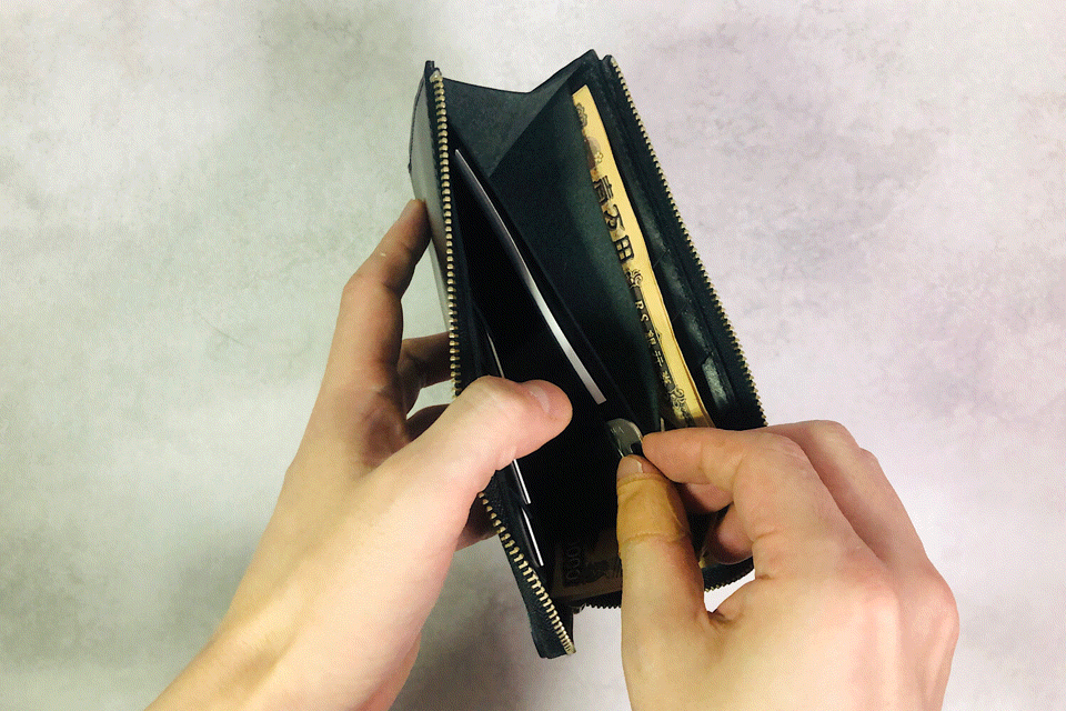 MC-longwallet。蔵前の革職人が製作した国産牛革のL字ファスナーコンパクト長財布。ブラック。鍵を取り出しているGIFアニメーション。