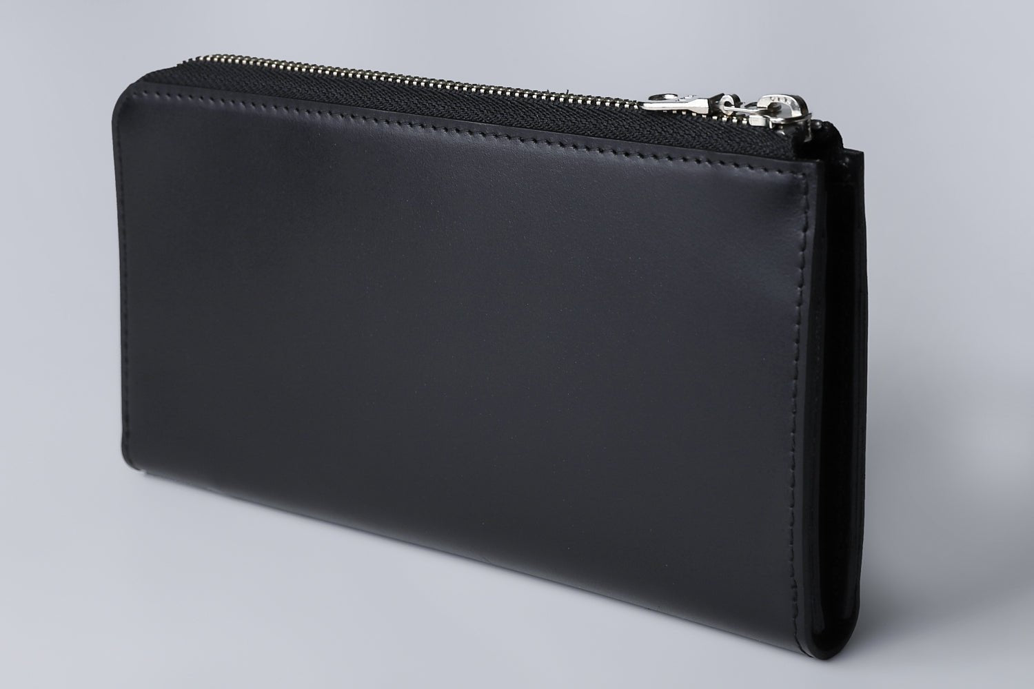 MC-longwallet。蔵前の革職人が製作した国産牛革のL字ファスナーコンパクト長財布。ブラック。斜めのイメージ。