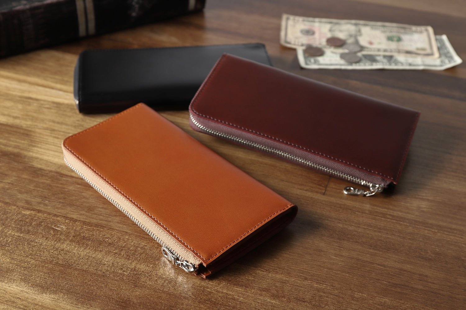 MC-longwallet。蔵前の革職人が製作した国産牛革のL字ファスナーコンパクト長財布。ブラック、バーガンディ、キャメルの3色。アンティークな空間のイメージカット。