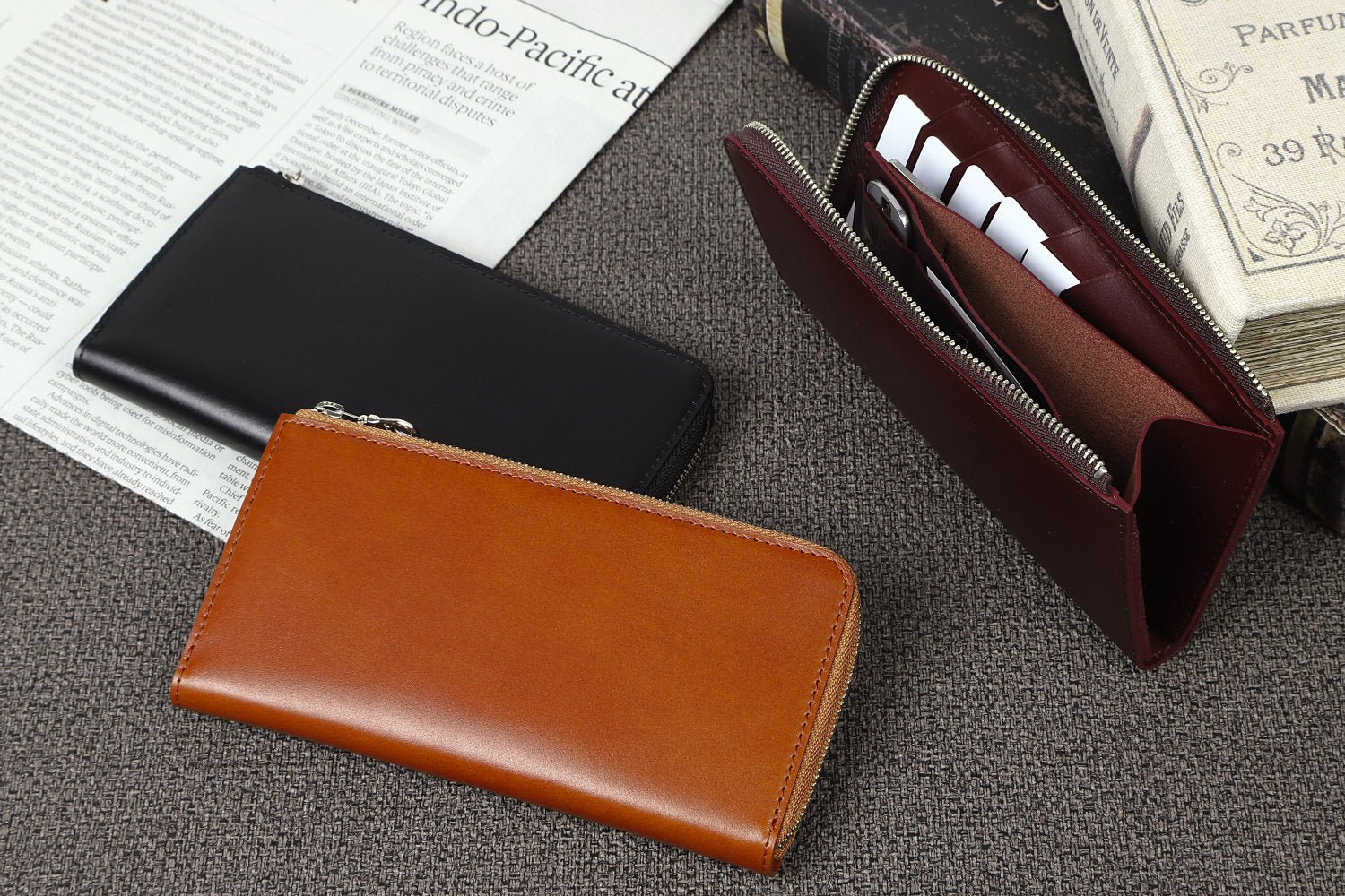 MC-longwallet。蔵前の革職人が製作した国産牛革のL字ファスナーコンパクト長財布。ブラック、バーガンディ、キャメルの3色。平置きして鍵、カードの収納イメージ。