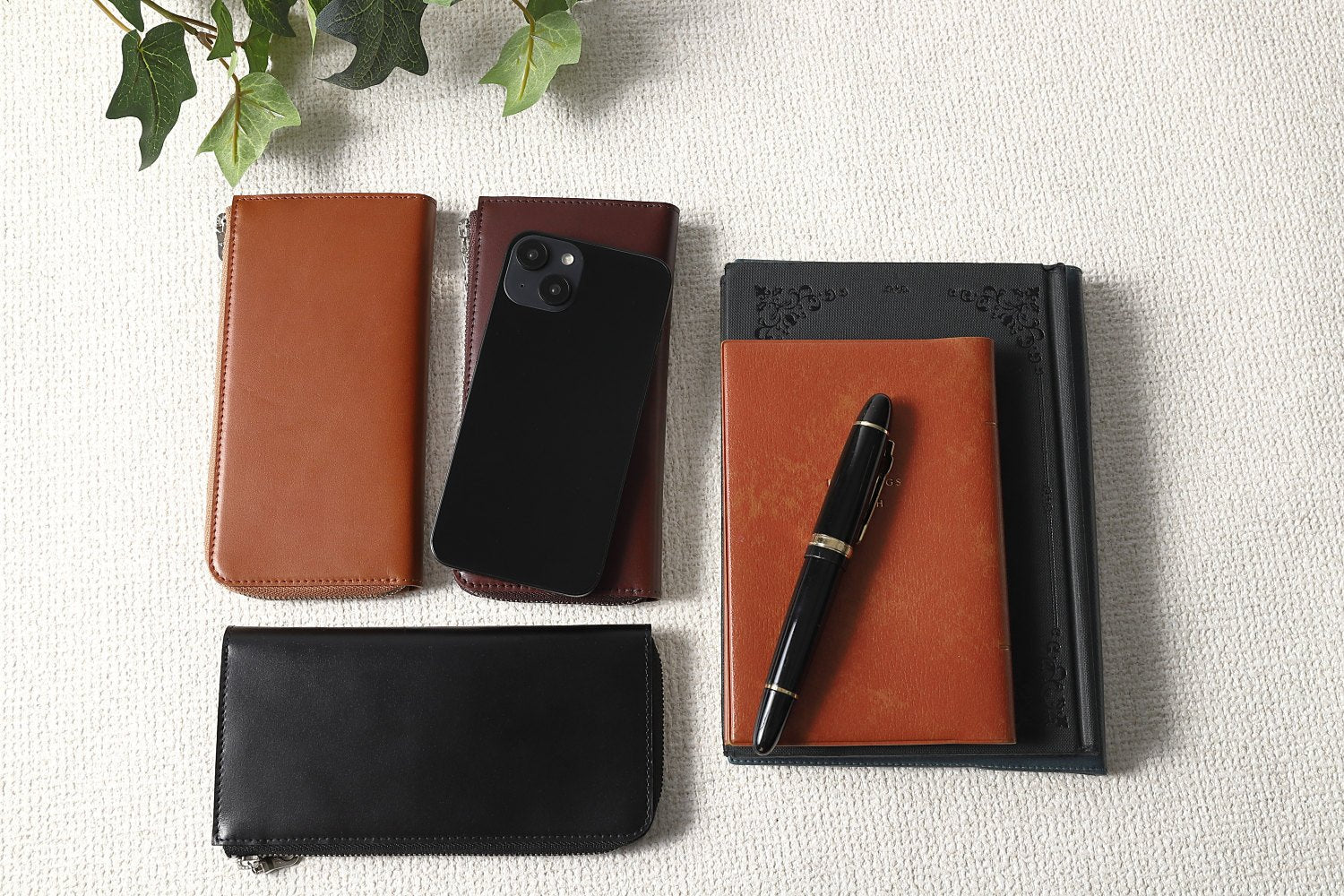 MC-longwallet。蔵前の革職人が製作した国産牛革のL字ファスナーコンパクト長財布。ブラック、バーガンディ、キャメルの3色。平置き。