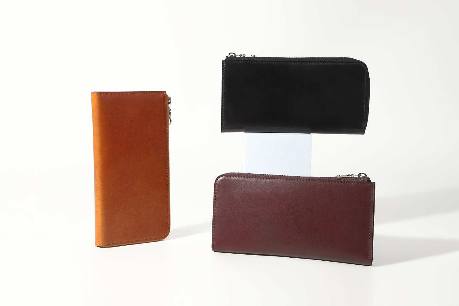 MC-longwallet。蔵前の革職人が製作した国産牛革のL字ファスナーコンパクト長財布。ブラック、バーガンディ、キャメルの3色。正面に置いたイメージ。