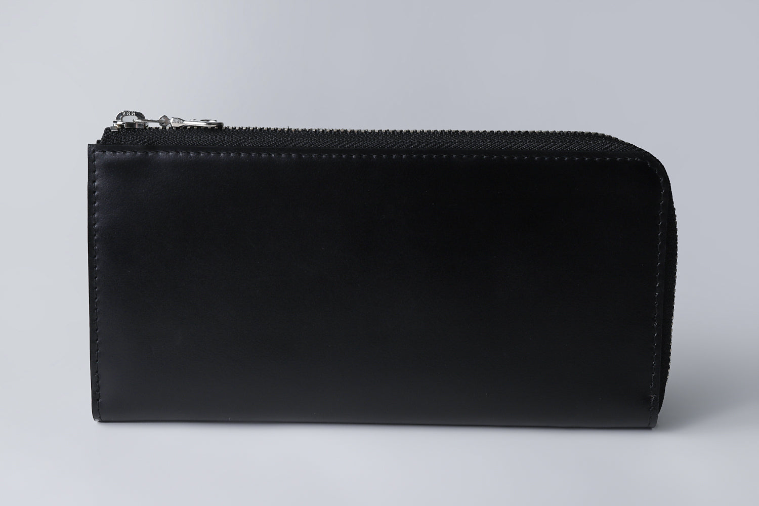 MC-longwallet。蔵前の革職人が製作した国産牛革のL字ファスナーコンパクト長財布。ブラック。正面のイメージ。