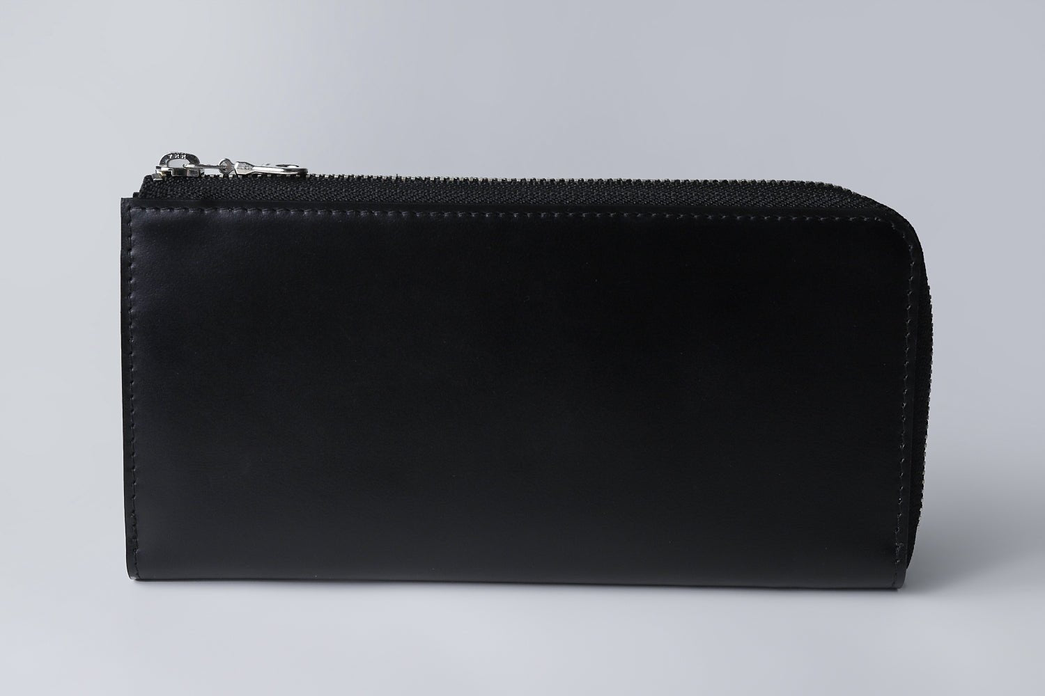 MC-longwallet。蔵前の革職人が製作した国産牛革のL字ファスナーコンパクト長財布。ブラック。正面のイメージ。