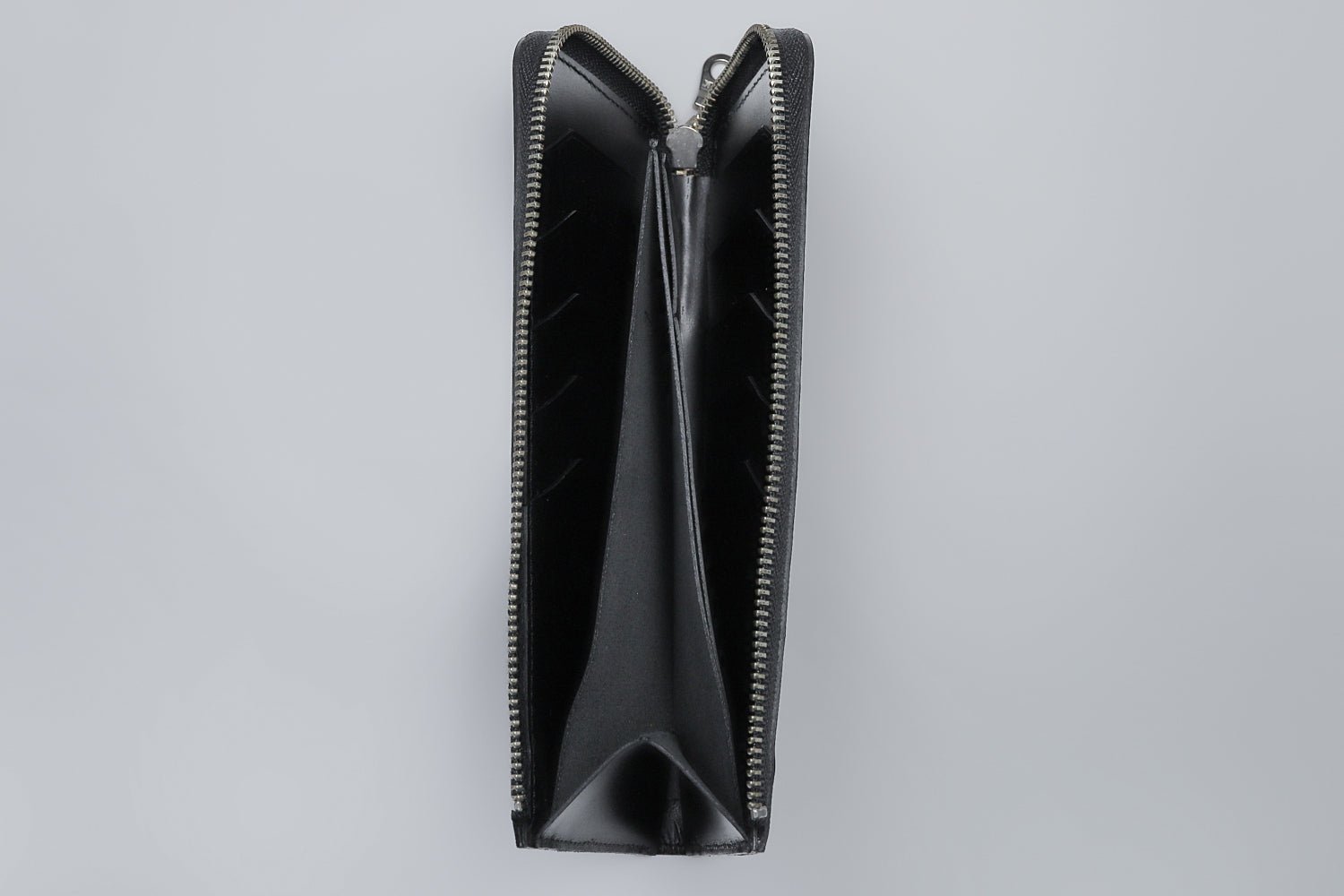 MC-longwallet。蔵前の革職人が製作した国産牛革のL字ファスナーコンパクト長財布。ブラック。開いたイメージ。