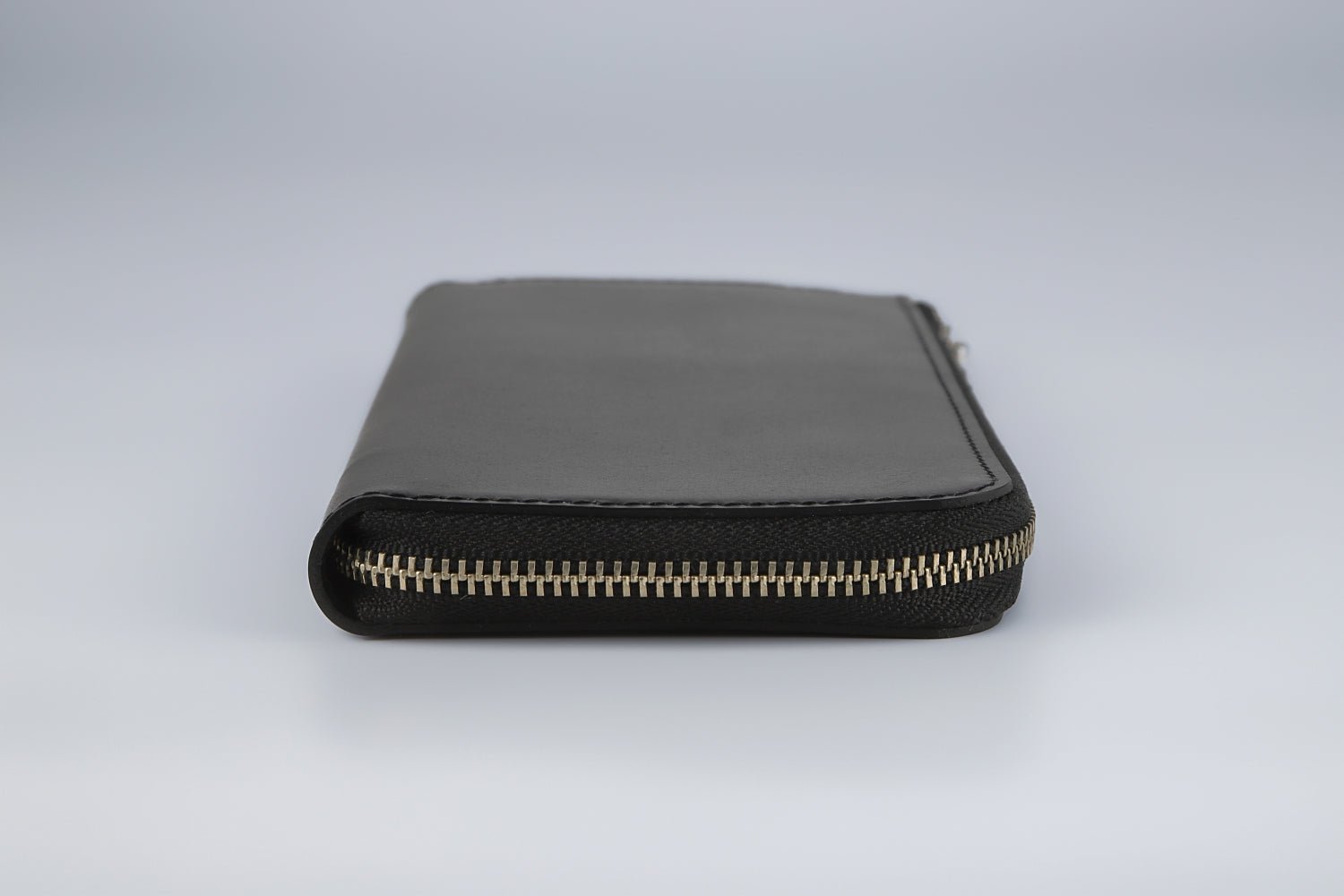 MC-longwallet。蔵前の革職人が製作した国産牛革のL字ファスナーコンパクト長財布。ブラック。側面のイメージ。