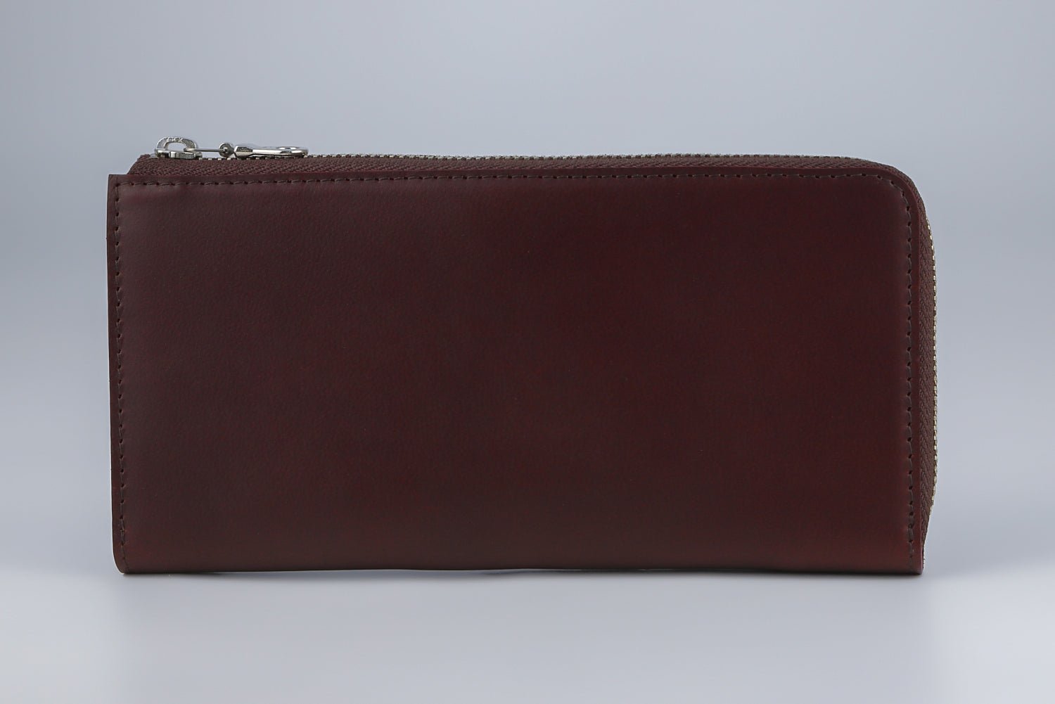 MC-longwallet。蔵前の革職人が製作した国産牛革のL字ファスナーコンパクト長財布。バーガンディ。正面のイメージ。