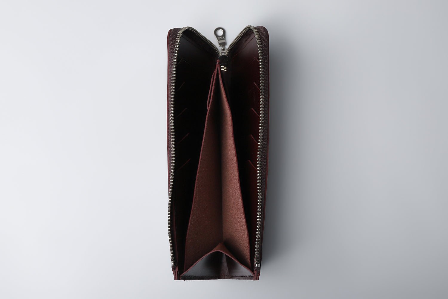 MC-longwallet。蔵前の革職人が製作した国産牛革のL字ファスナーコンパクト長財布。バーガンディ。開いたイメージ。