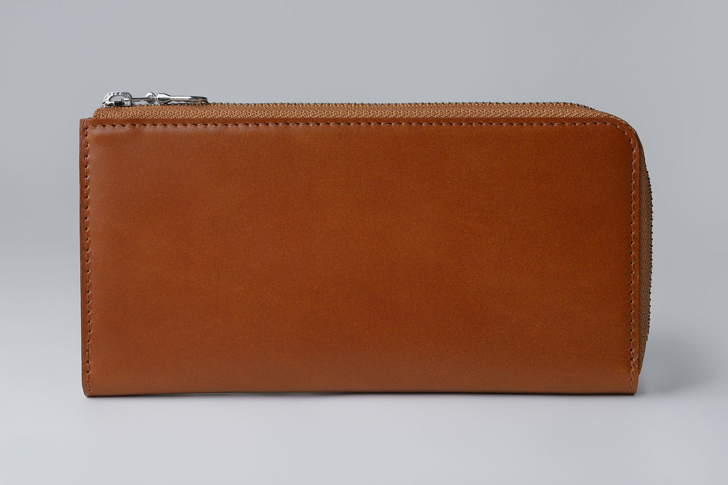 MC-longwallet。蔵前の革職人が製作した国産牛革のL字ファスナーコンパクト長財布。キャメル。正面のイメージ。