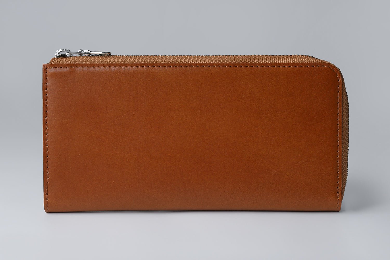 MC-longwallet。蔵前の革職人が製作した国産牛革のL字ファスナーコンパクト長財布。キャメル。正面のイメージ。