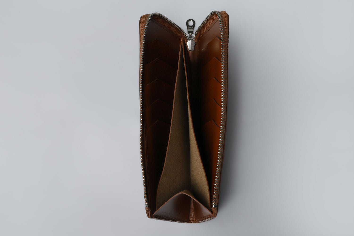 MC-longwallet。蔵前の革職人が製作した国産牛革のL字ファスナーコンパクト長財布。キャメル。開いたイメージ。