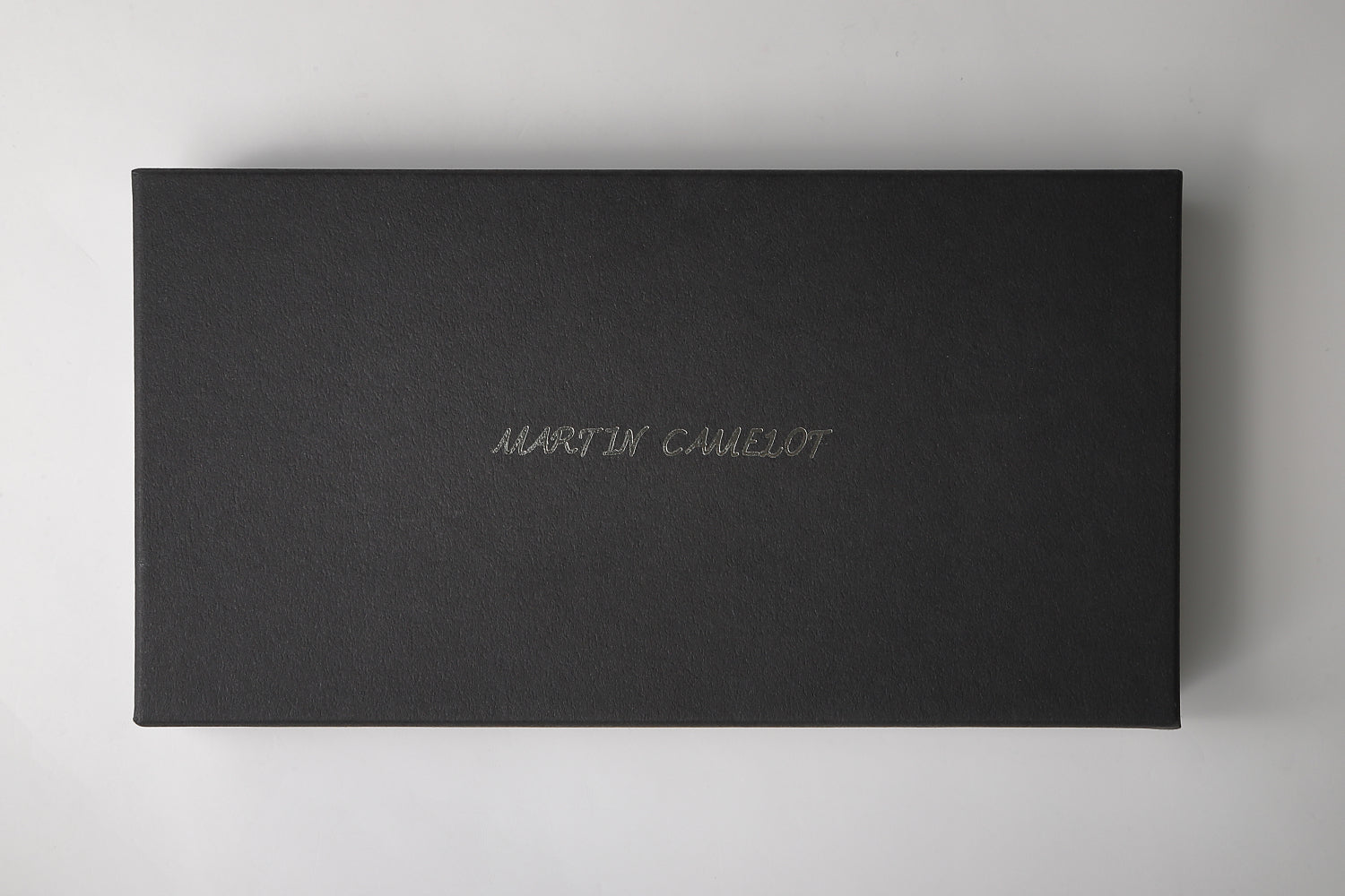 MC-longwallet。MC-longwallet2。蔵前の革職人が製作した国産牛革のL字ファスナーコンパクト長財布、ラウンドファスナーコンパクト長財。オリジナル化粧箱のイメージ。