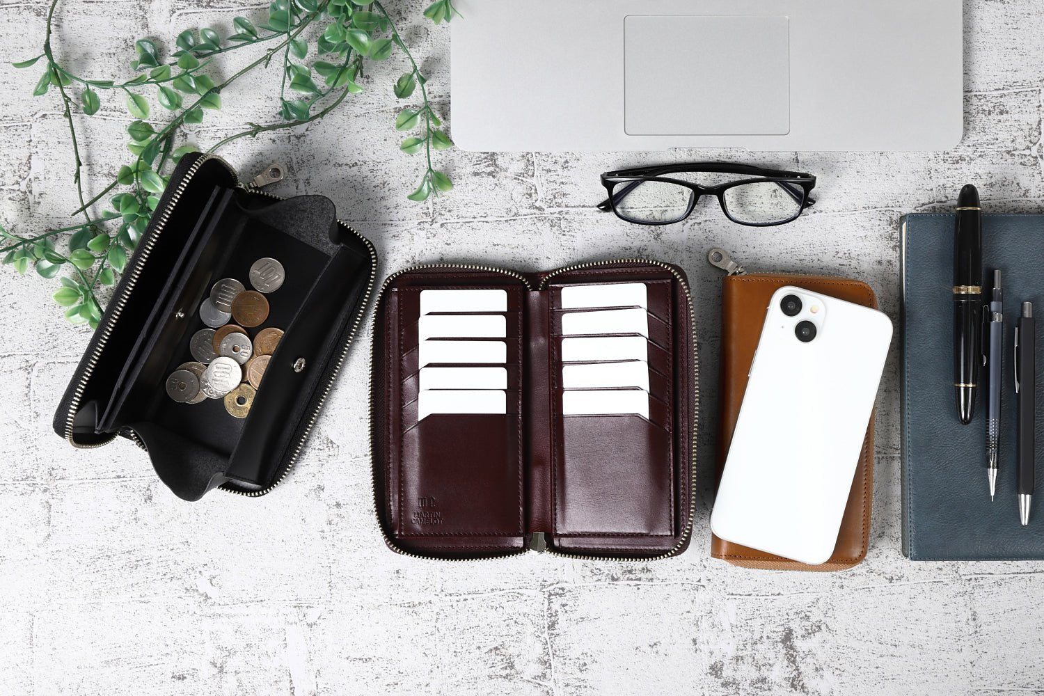 MC-longwallet2。蔵前の革職人が製作した国産牛革のラウンドファスナーコンパクト長財布。ブラック、バーガンディ、キャメルの3色。平置きし見開きの状態でカード、小銭の収納。