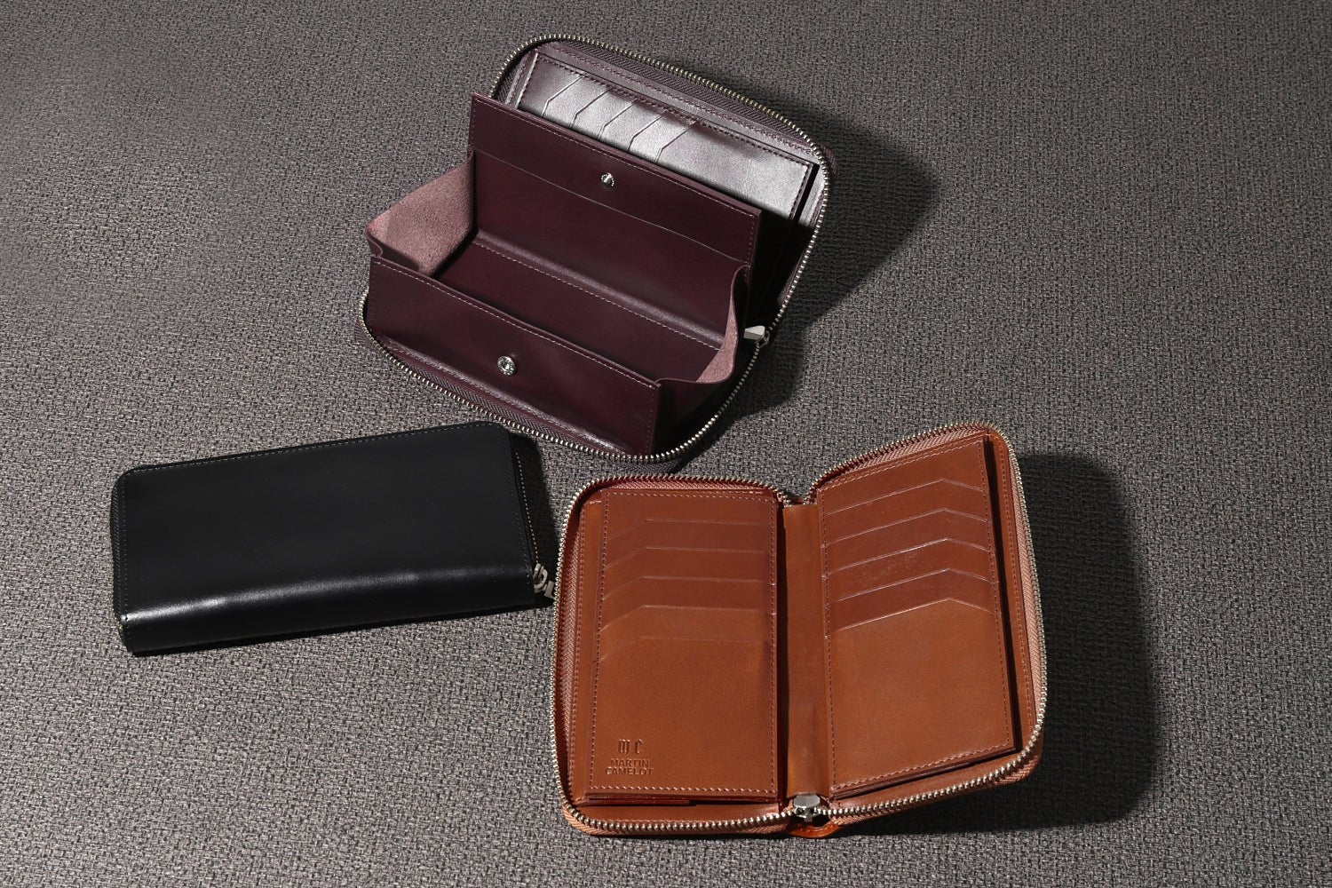 MC-longwallet2。蔵前の革職人が製作した国産牛革のラウンドファスナーコンパクト長財布。ブラック、バーガンディ、キャメルの3色。見開きとコインBOXを開けた状態。