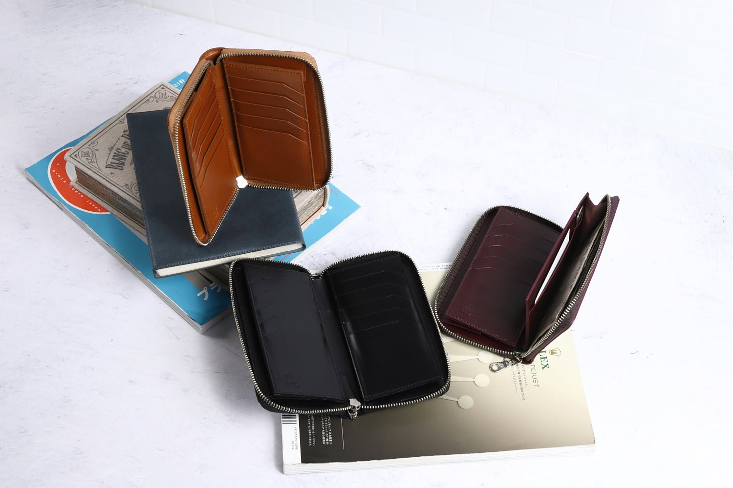 MC-longwallet2。蔵前の革職人が製作した国産牛革のラウンドファスナーコンパクト長財布。ブラック、バーガンディ、キャメルの3色。見開いた状態。