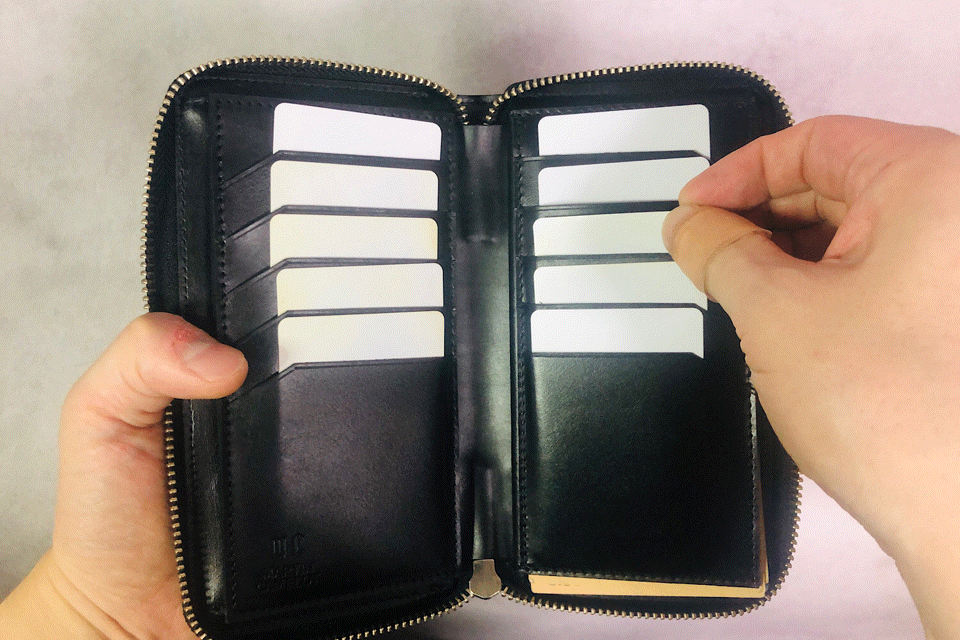 MC-longwallet2。蔵前の革職人が製作した国産牛革のラウンドファスナーコンパクト長財布。ブラック。カードホルダーからカードを取り出しているGIFアニメーション。