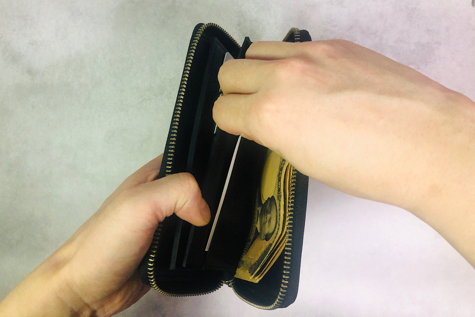 MC-longwallet2。蔵前の革職人が製作した国産牛革のラウンドファスナーコンパクト長財布。ブラック。フリーポケットからカードを取り出しているGIFアニメーション。