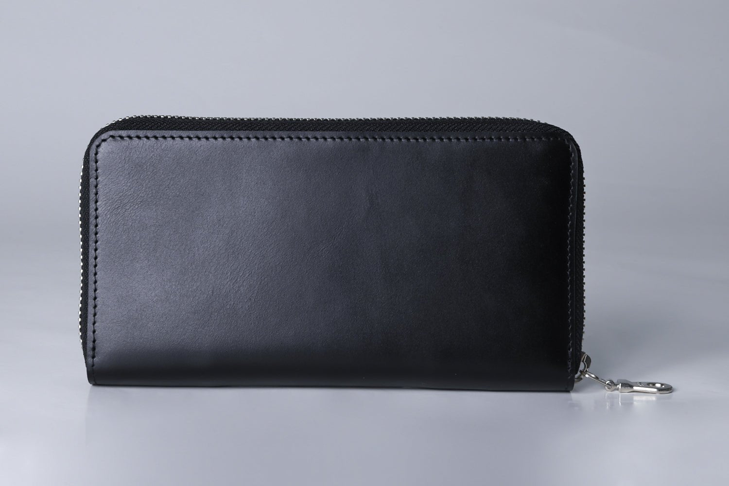 MC-longwallet2。蔵前の革職人が製作した国産牛革のラウンドファスナーコンパクト長財布。ブラック。正面のイメージ。