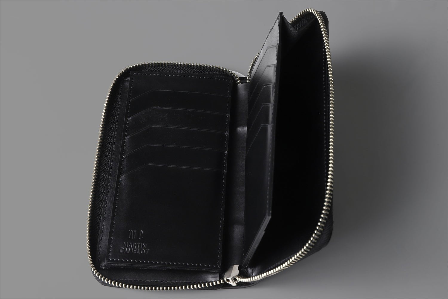 MC-longwallet2。蔵前の革職人が製作した国産牛革のラウンドファスナーコンパクト長財布。ブラック。紙幣スペースも見える開いたイメージ。