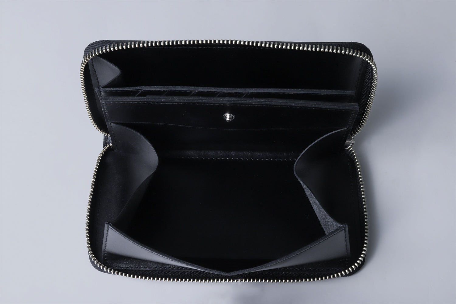 MC-longwallet2。蔵前の革職人が製作した国産牛革のラウンドファスナーコンパクト長財布。ブラック。コインBOXが開いたイメージ。