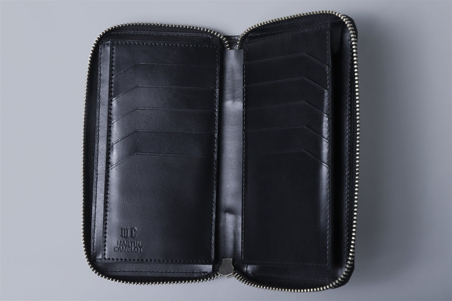 MC-longwallet2。蔵前の革職人が製作した国産牛革のラウンドファスナーコンパクト長財布。ブラック。開いたイメージ。