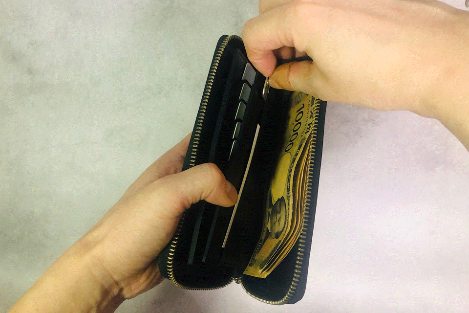 MC-longwallet2。蔵前の革職人が製作した国産牛革のラウンドファスナーコンパクト長財布。ブラック。鍵を取り出しているGIFアニメーション。
