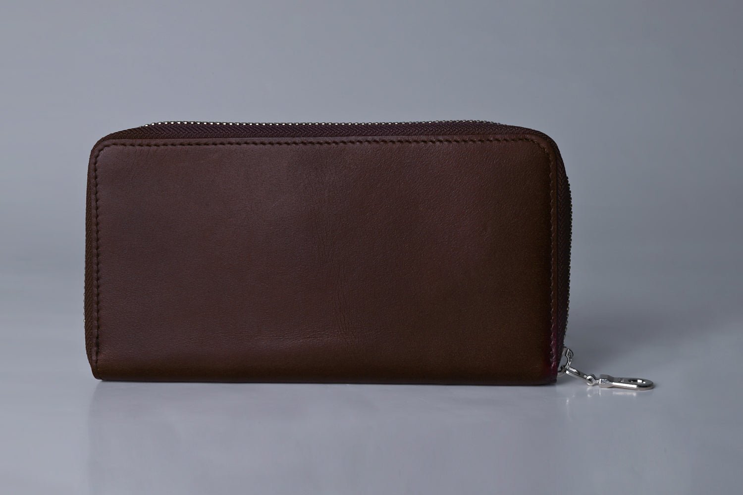 MC-longwallet2。蔵前の革職人が製作した国産牛革のラウンドファスナーコンパクト長財布。バーガンディ。正面のイメージ。