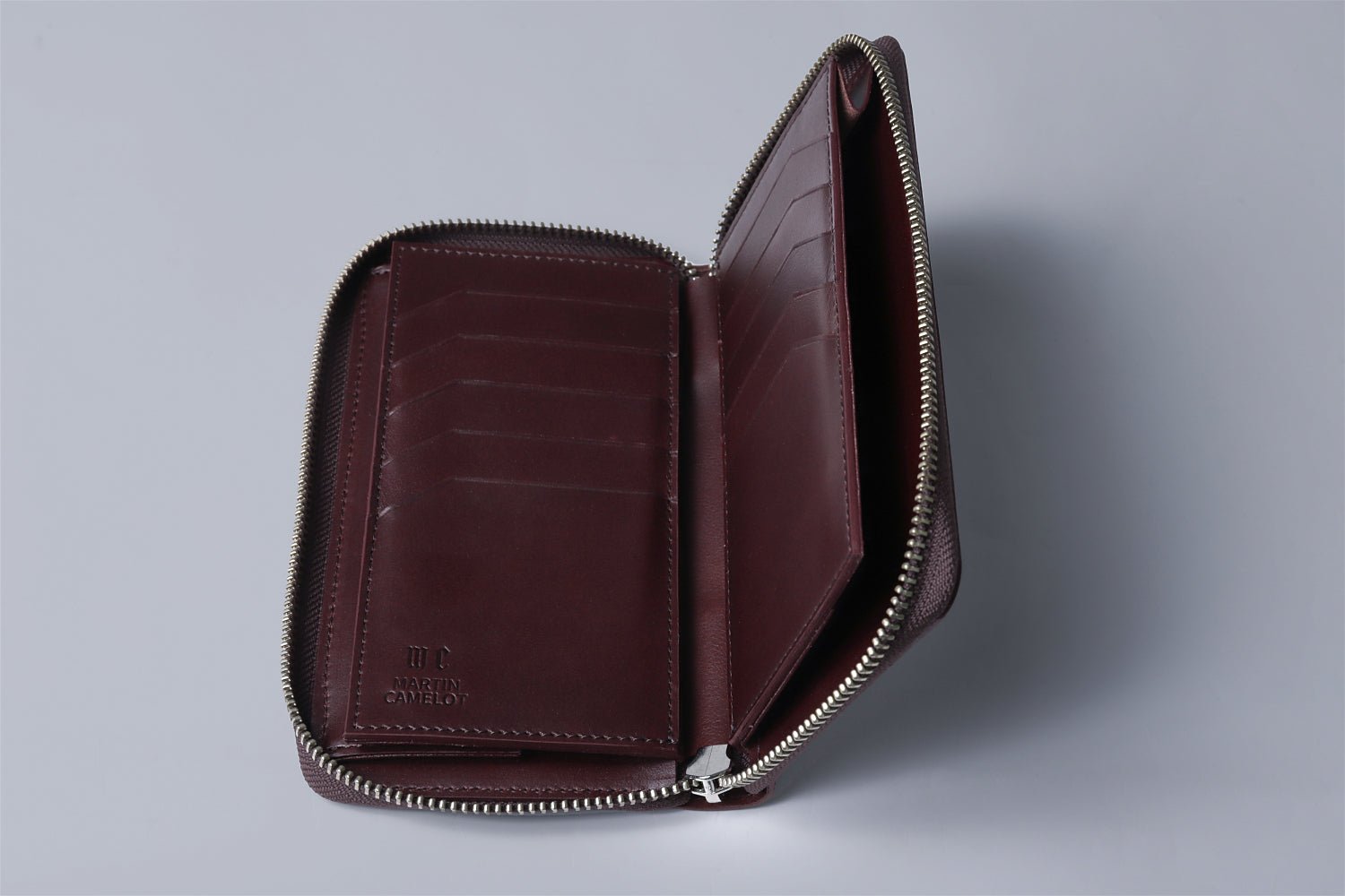 MC-longwallet2。蔵前の革職人が製作した国産牛革のラウンドファスナーコンパクト長財布。バーガンディ。紙幣スペースも見える開いたイメージ。