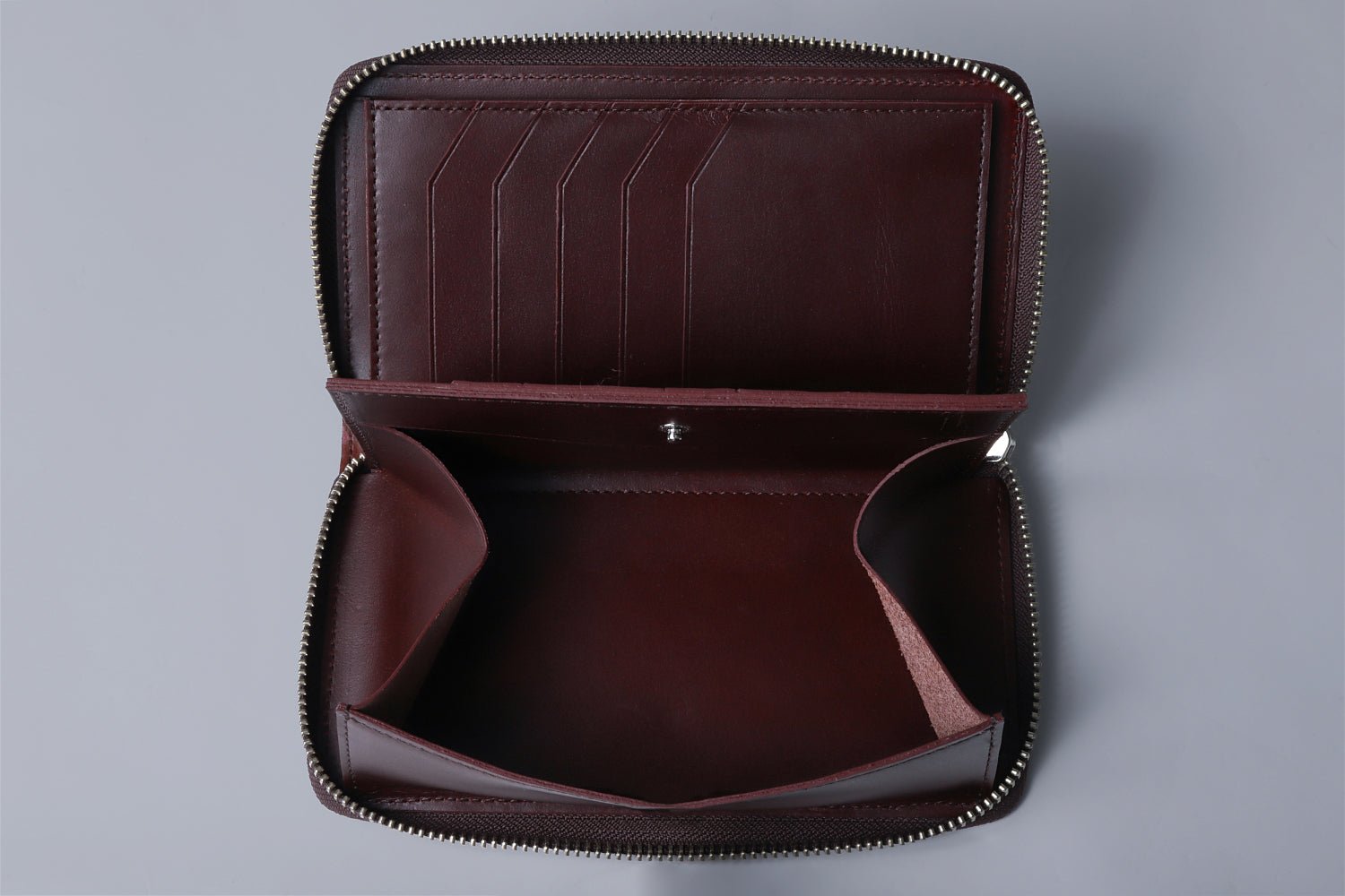 MC-longwallet2。蔵前の革職人が製作した国産牛革のラウンドファスナーコンパクト長財布。バーガンディ。コインBOXが開いたイメージ。
