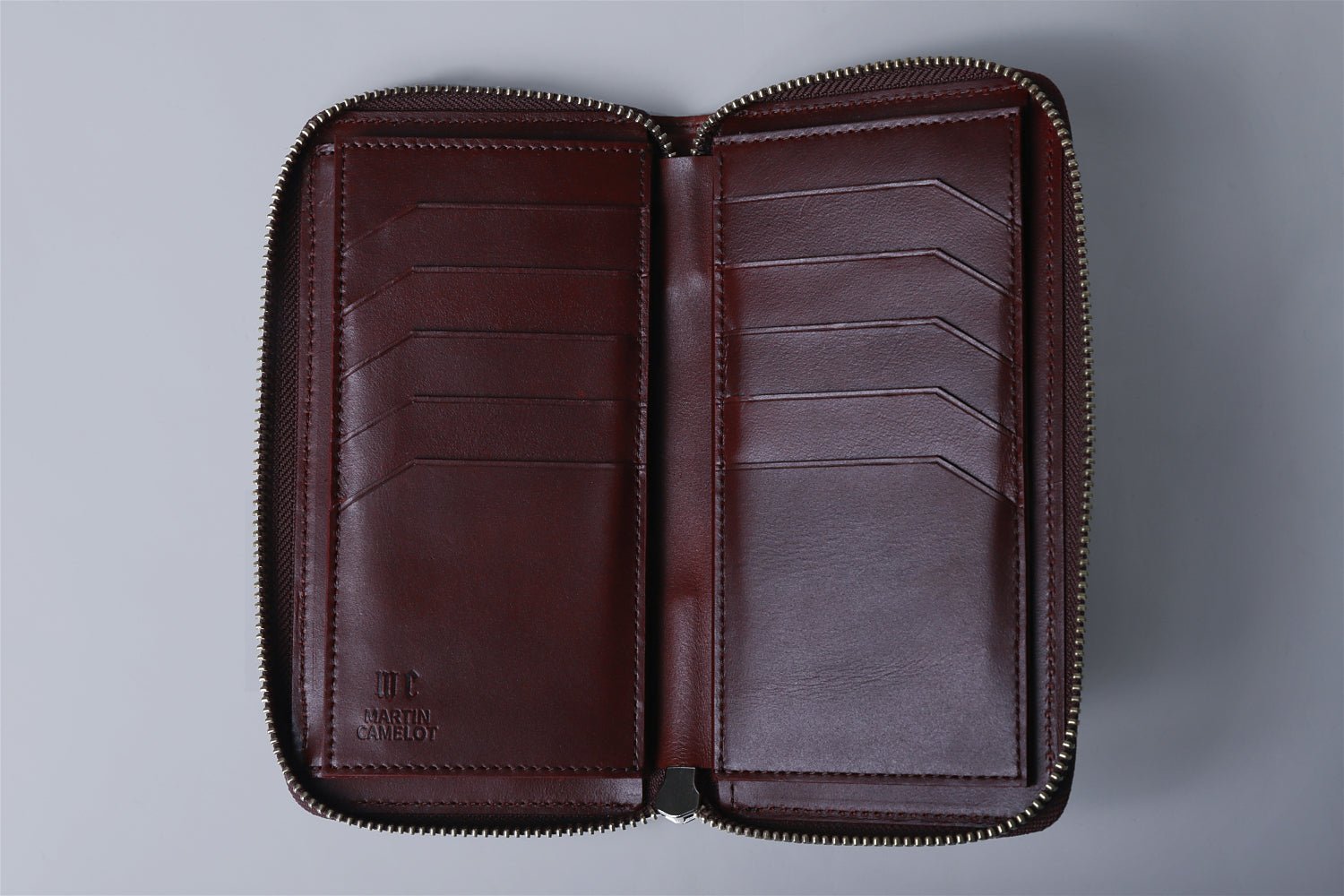 MC-longwallet2。蔵前の革職人が製作した国産牛革のラウンドファスナーコンパクト長財布。バーガンディ。開いたイメージ。