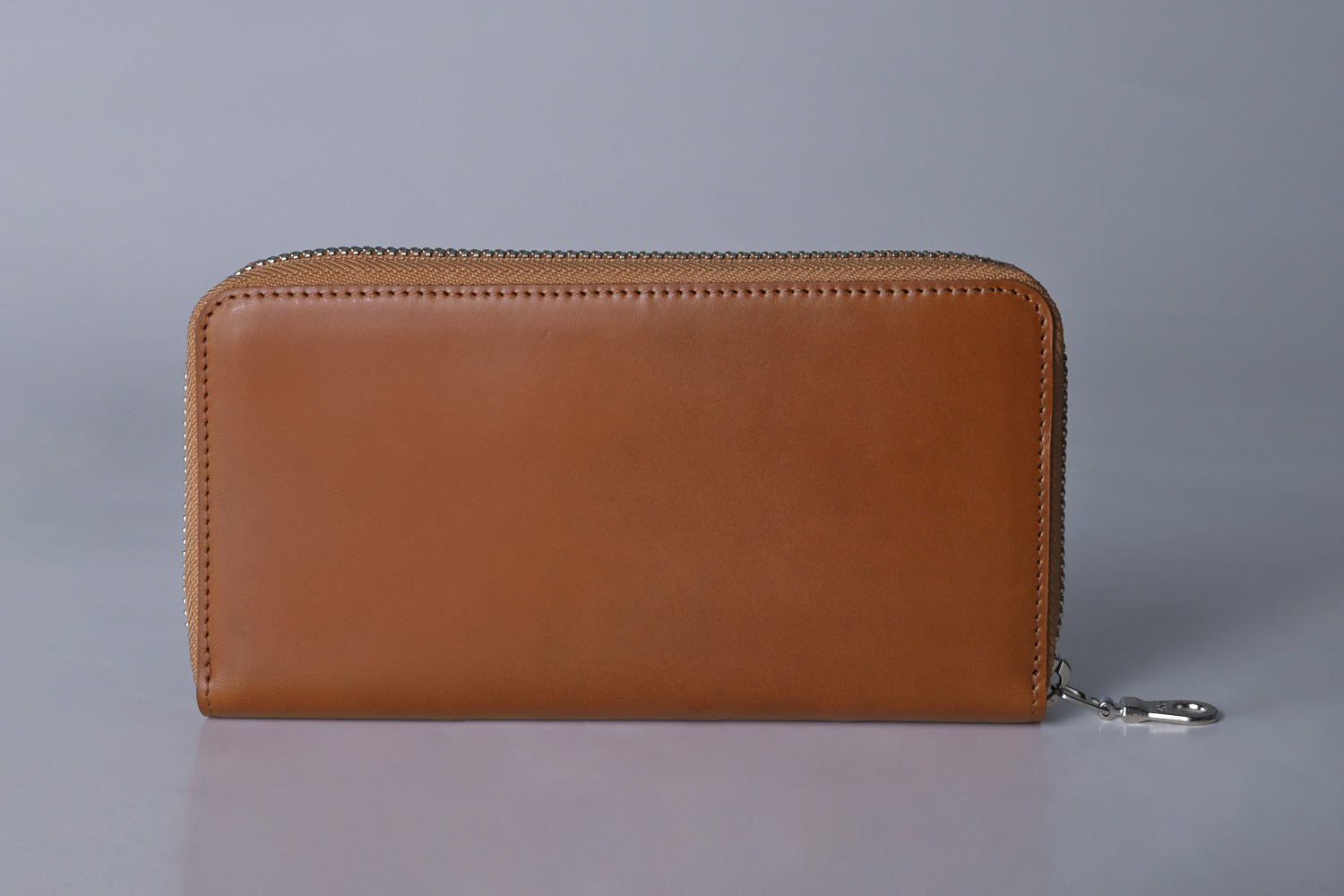 MC-longwallet2。蔵前の革職人が製作した国産牛革のラウンドファスナーコンパクト長財布。キャメル。正面のイメージ。