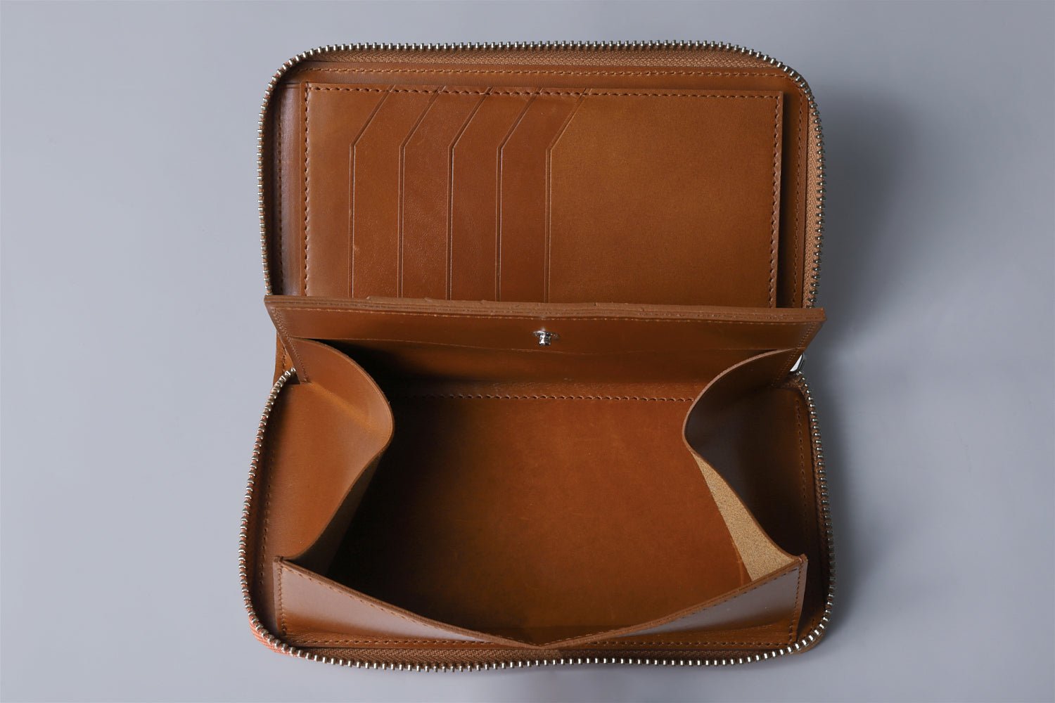 MC-longwallet2。蔵前の革職人が製作した国産牛革のラウンドファスナーコンパクト長財布。キャメル。コインBOXが開いたイメージ。