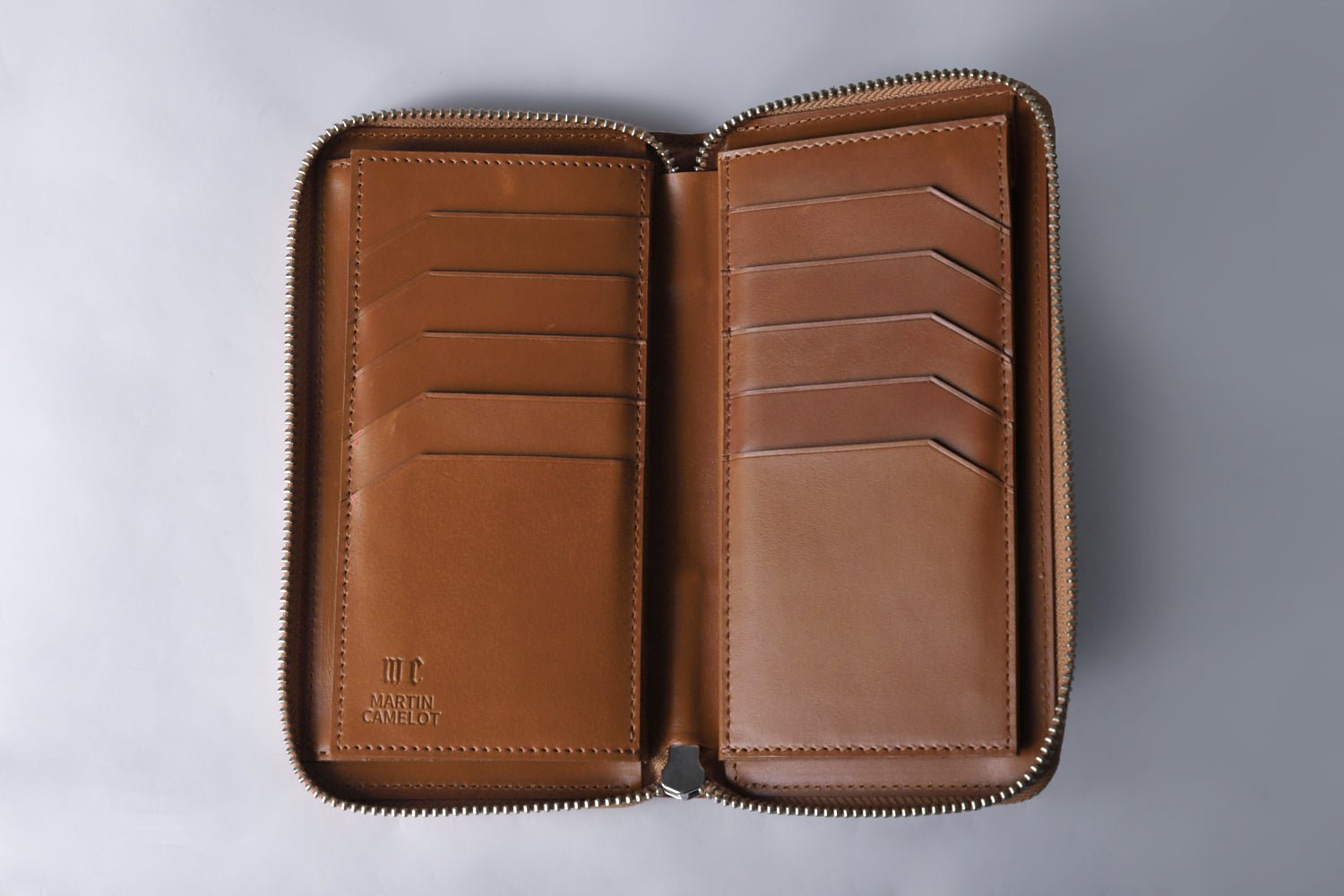 MC-longwallet2。蔵前の革職人が製作した国産牛革のラウンドファスナーコンパクト長財布。キャメル。開いたイメージ。