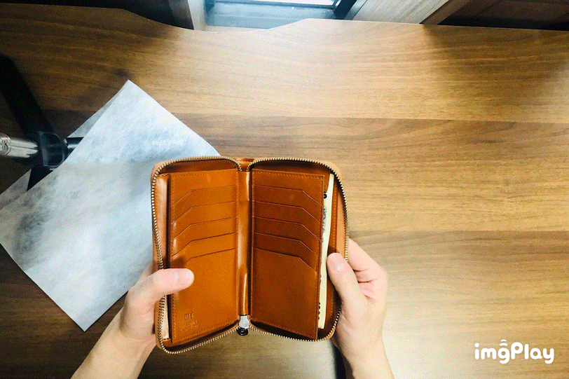 MC-longwallet2。蔵前の革職人が製作した国産牛革のラウンドファスナーミニマル長財布。キャメル。紙幣を取り出しているGIFアニメーション。
