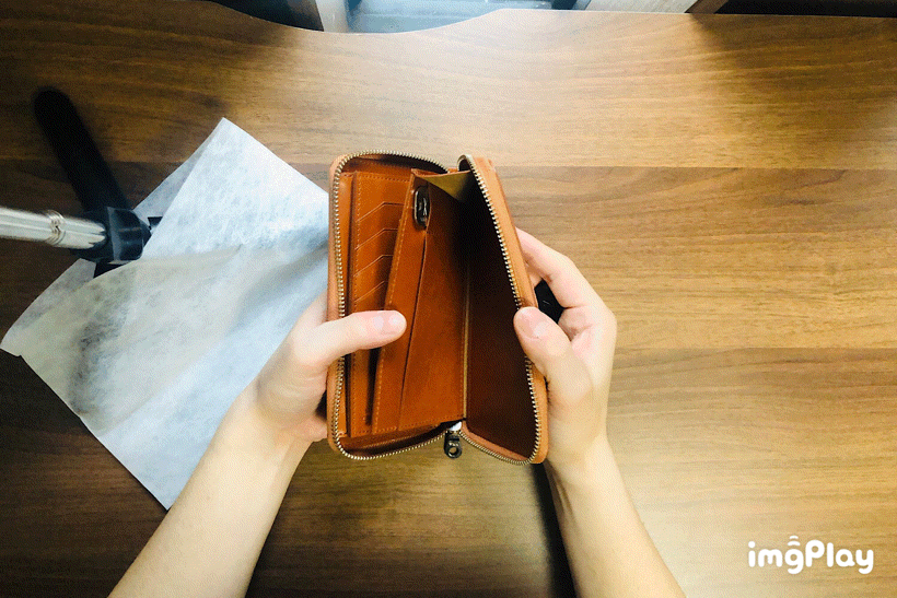 MC-longwallet2。蔵前の革職人が製作した国産牛革のラウンドファスナーミニマル長財布。キャメル。鍵を取り出しているGIFアニメーション。