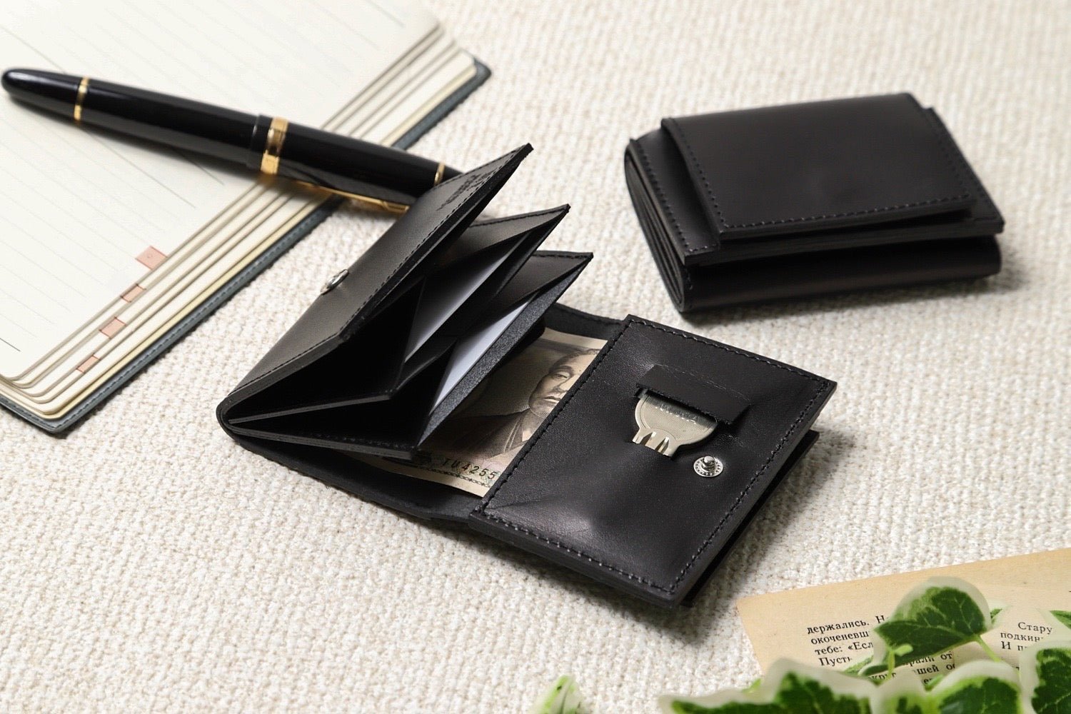 MC-miniwallet。蔵前の革職人が製作した国産牛革のミニ財布。ブラック。紙幣、鍵の収納イメージ。