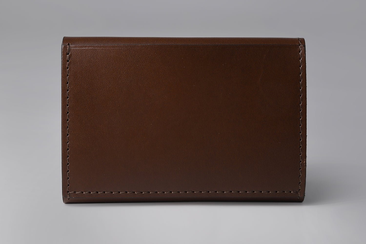 MC-miniwallet。蔵前の革職人が製作した国産牛革のミニ財布。ブラウン。裏面のイメージ。