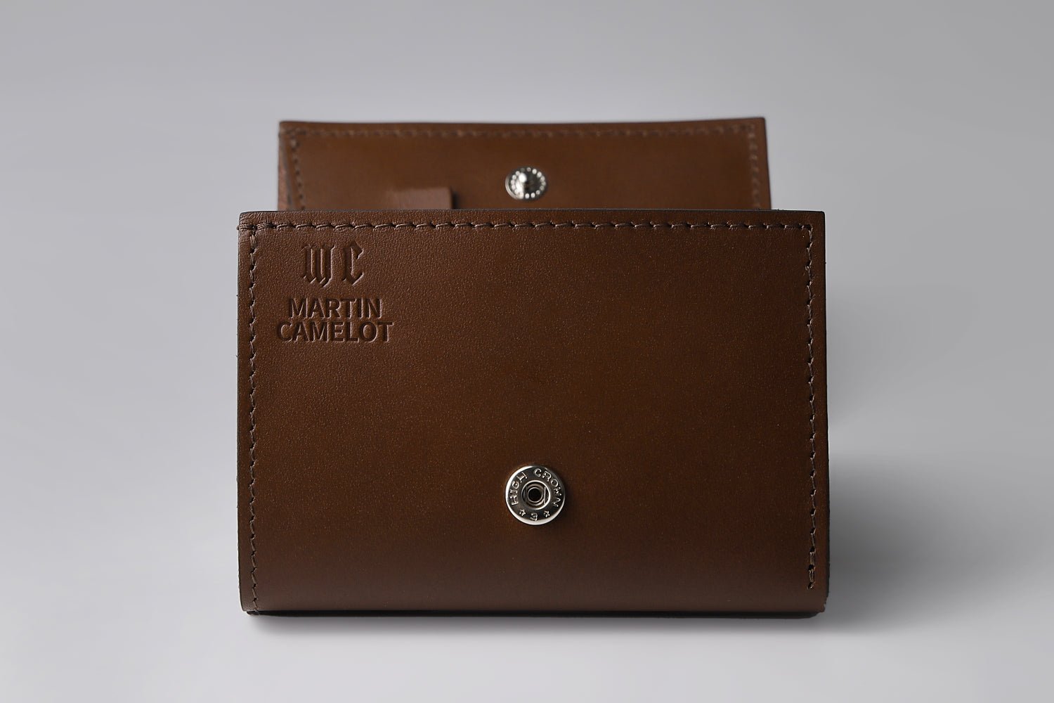 MC-miniwallet。蔵前の革職人が製作した国産牛革のミニ財布。ブラウン。正面のロゴとホック。