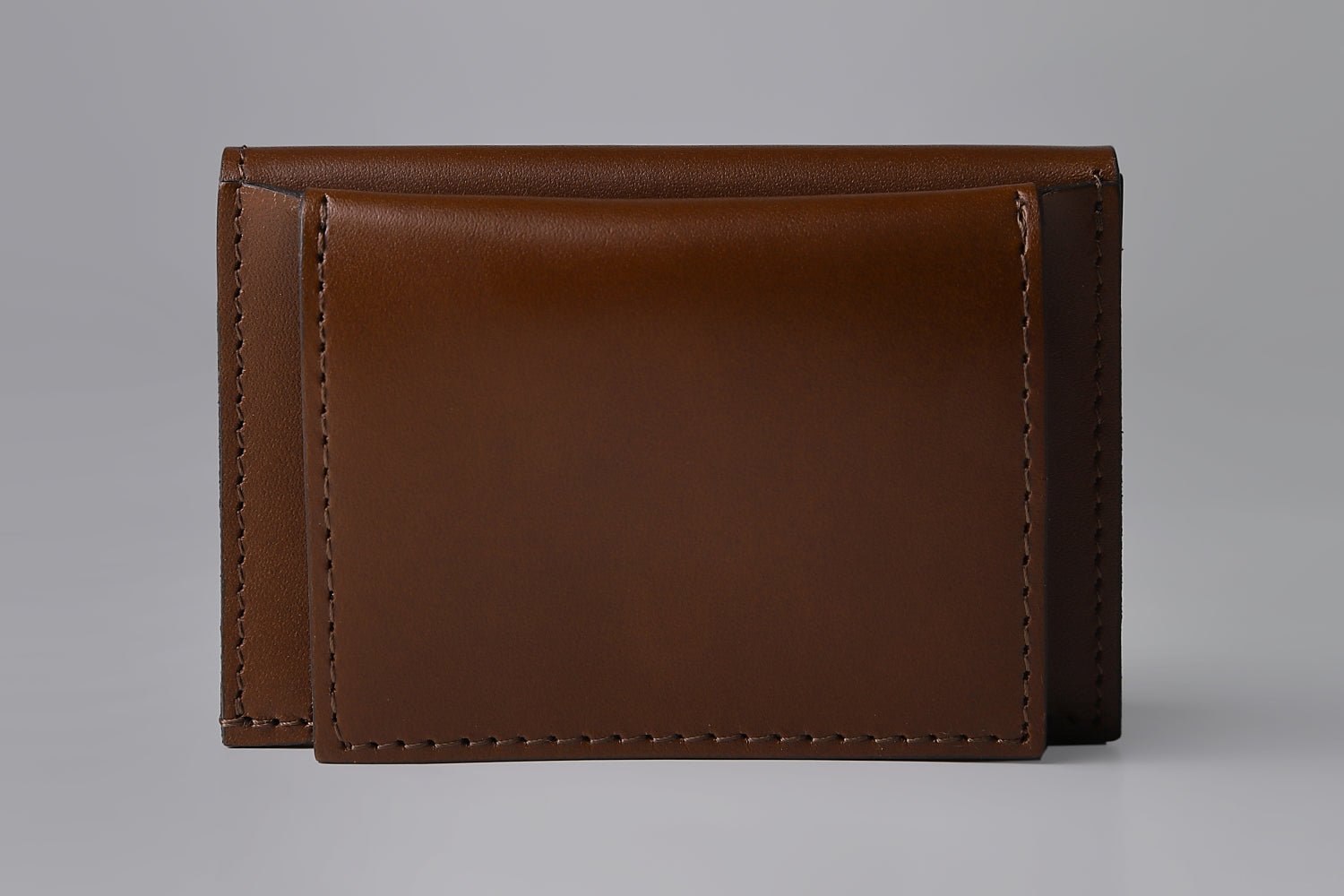 MC-miniwallet。蔵前の革職人が製作した国産牛革のミニ財布。ブラウン。表面のイメージ。