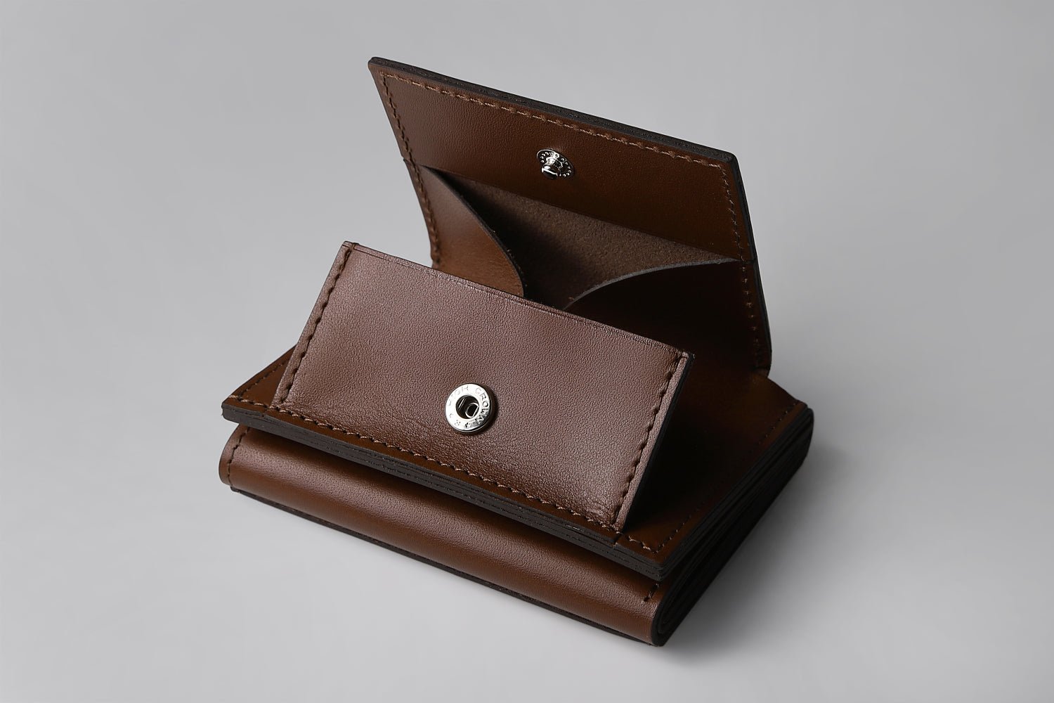 MC-miniwallet。蔵前の革職人が製作した国産牛革のミニ財布。ブラウン。コインBOXが開いた状態。