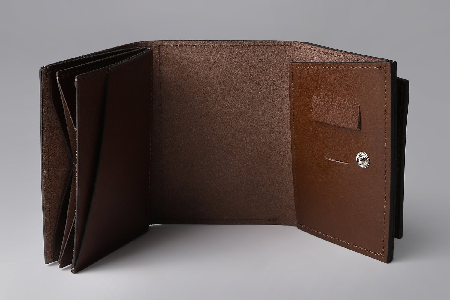 MC-miniwallet。蔵前の革職人が製作した国産牛革のミニ財布。ブラウン。見開きのイメージ。