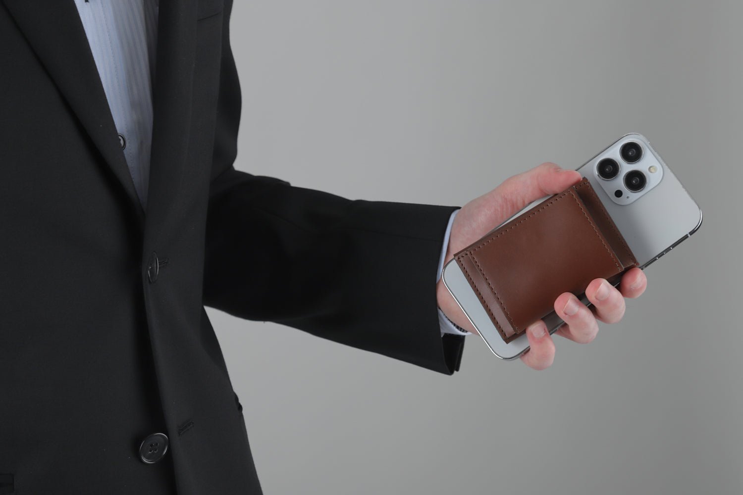 MC-miniwallet。蔵前の革職人が製作した国産牛革のミニ財布。ブラウン。財布とスマホを持ち合わせしているシーン。