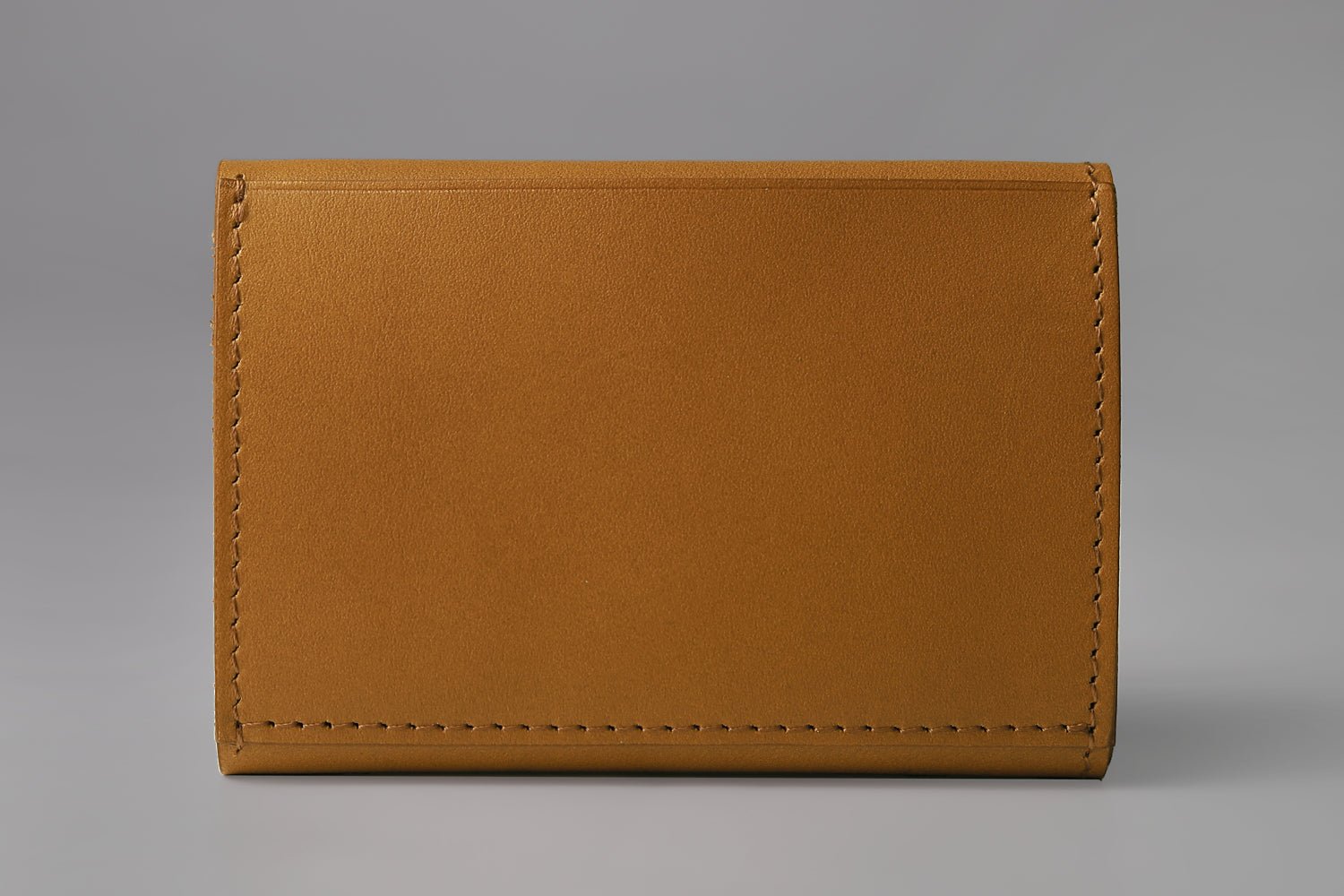 MC-miniwallet。蔵前の革職人が製作した国産牛革のミニ財布。キャメル。裏面のイメージ。