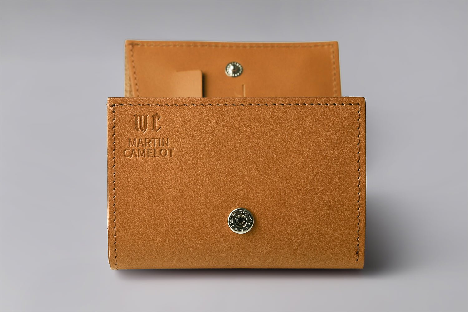 MC-miniwallet。蔵前の革職人が製作した国産牛革のミニ財布。キャメル。正面のロゴとホック。