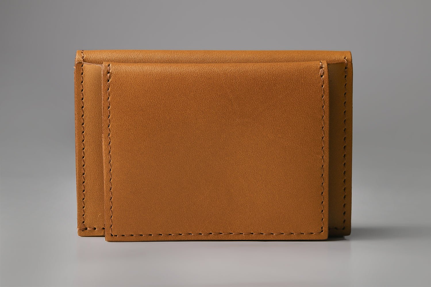 MC-miniwallet。蔵前の革職人が製作した国産牛革のミニ財布。キャメル。表面のイメージ。