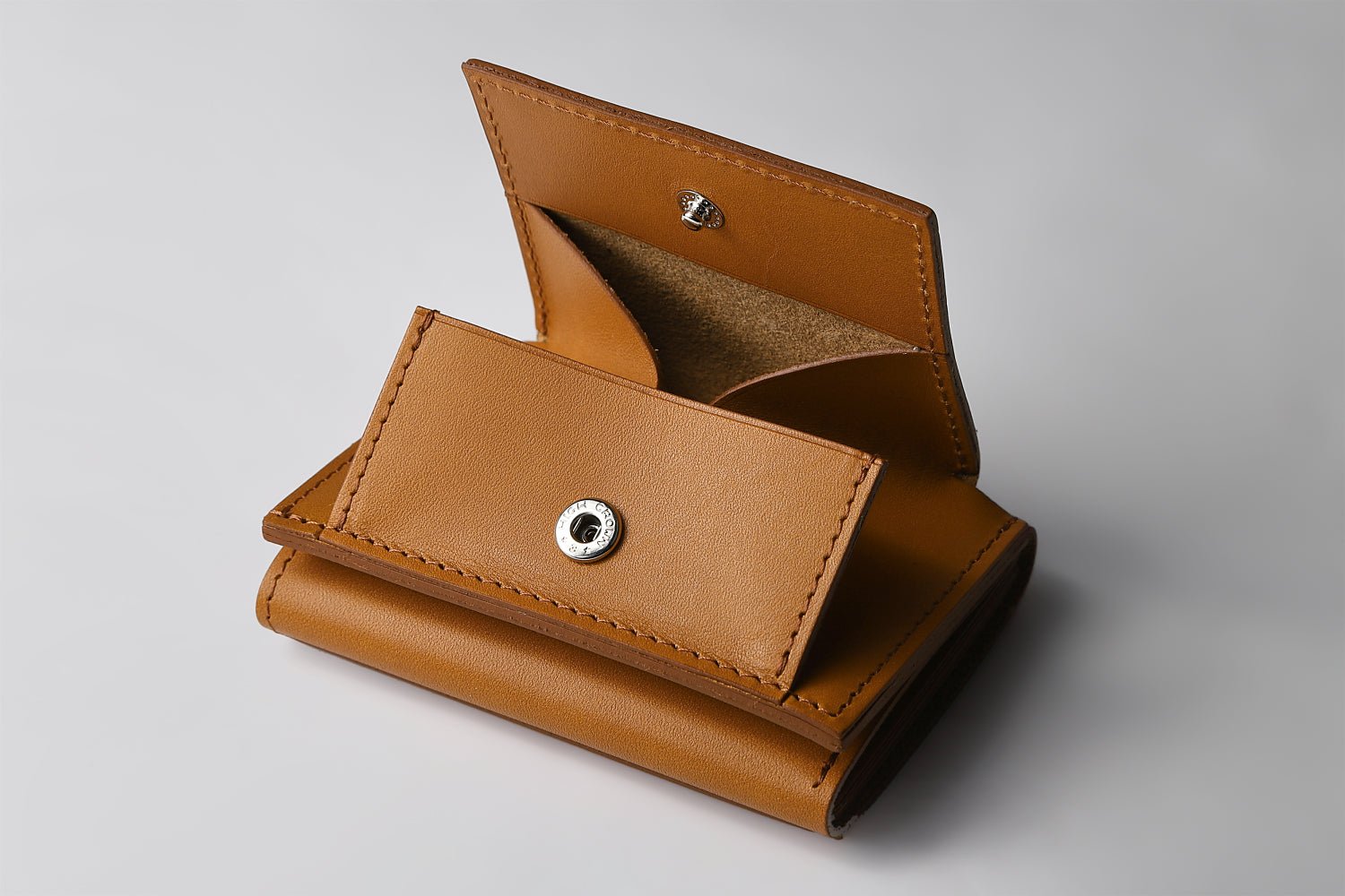MC-miniwallet。蔵前の革職人が製作した国産牛革のミニ財布。キャメル。コインBOXが開いた状態。