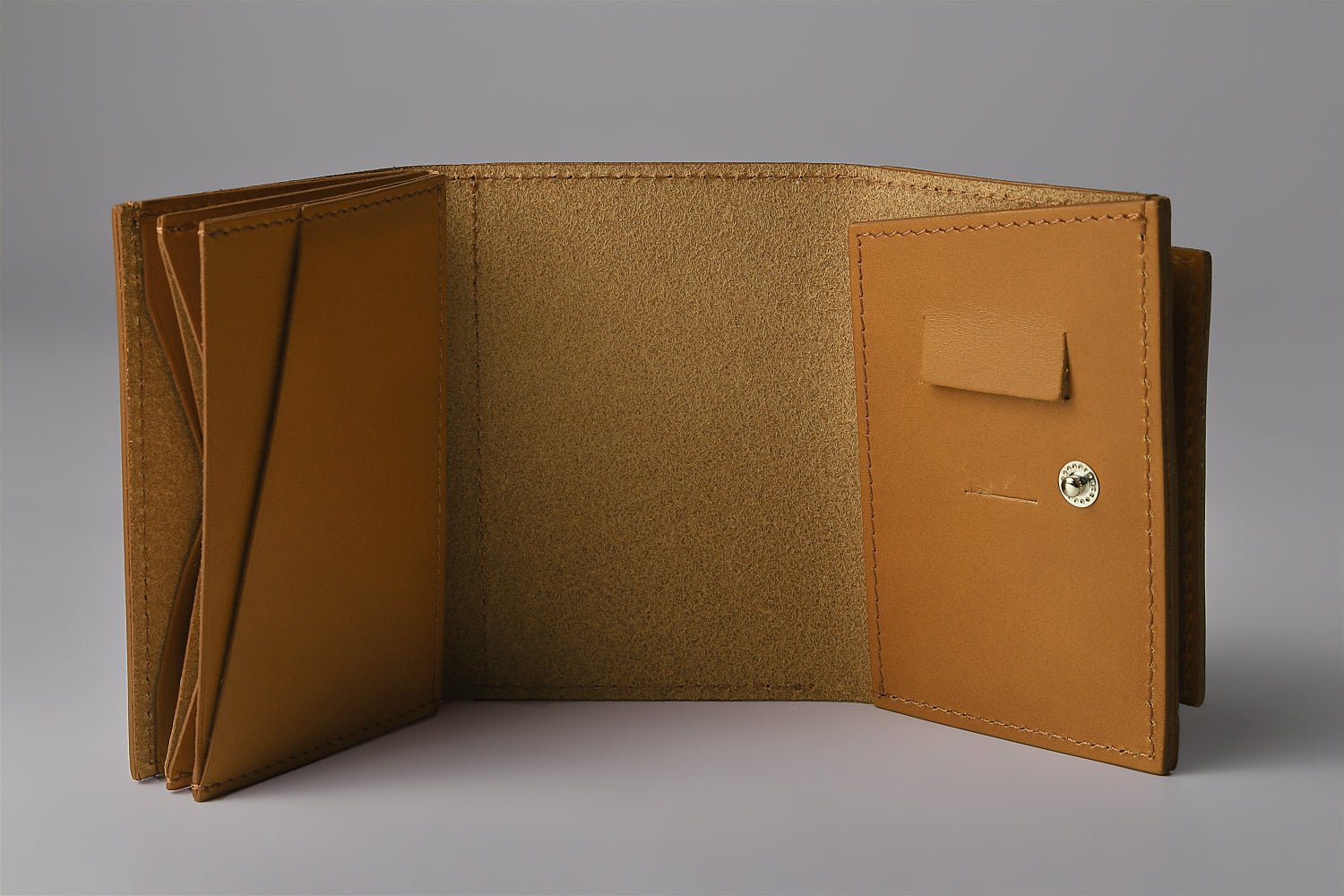 MC-miniwallet。蔵前の革職人が製作した国産牛革のミニ財布。キャメル。見開きのイメージ。
