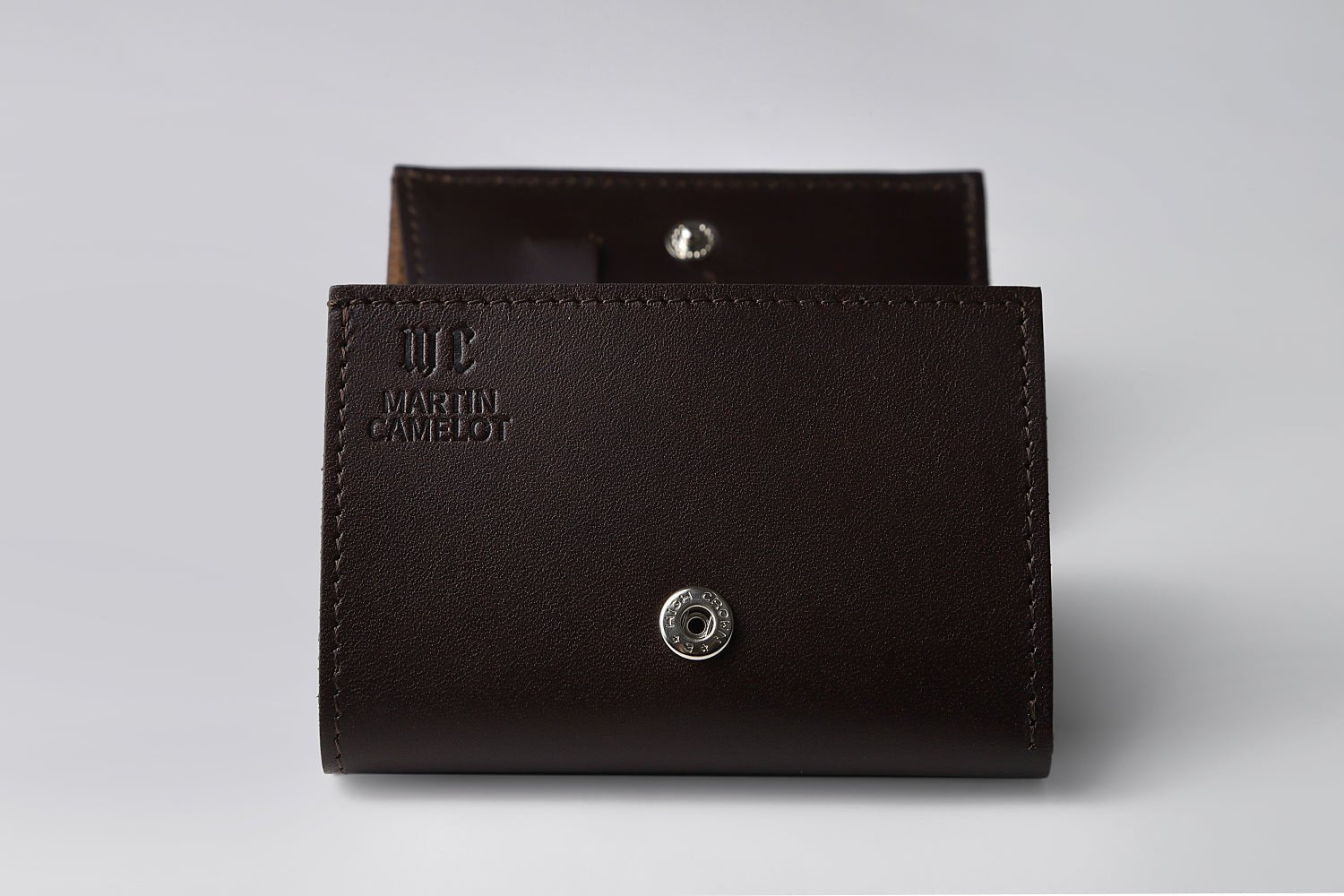 MC-miniwallet。蔵前の革職人が製作した国産牛革のミニ財布。ダークブラウン。正面のロゴとホック。